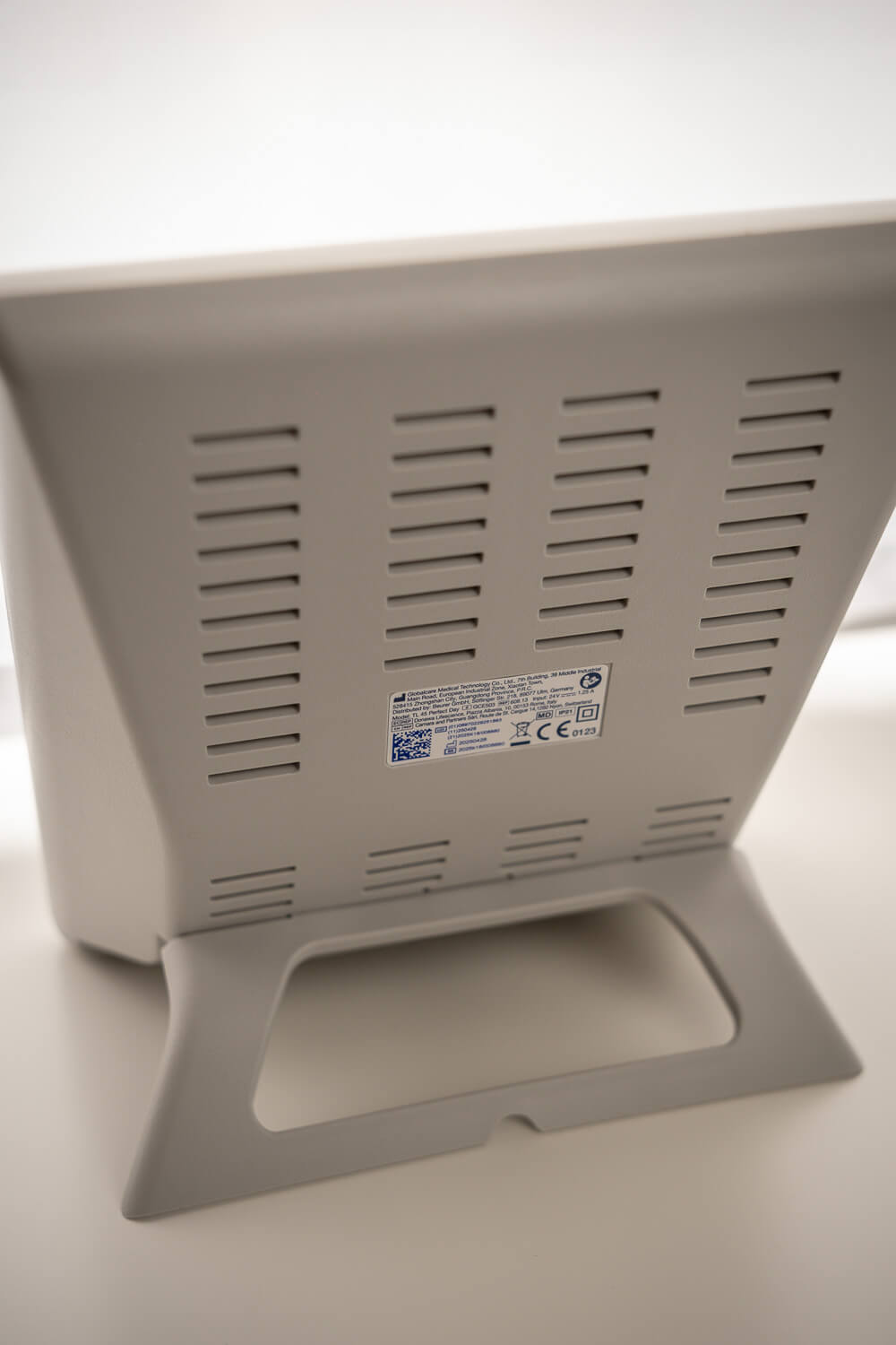 Vue arrière de la lampe de luminothérapie Beurer TL 45 montrant les grilles d’aération et l’étiquette de certification CE.