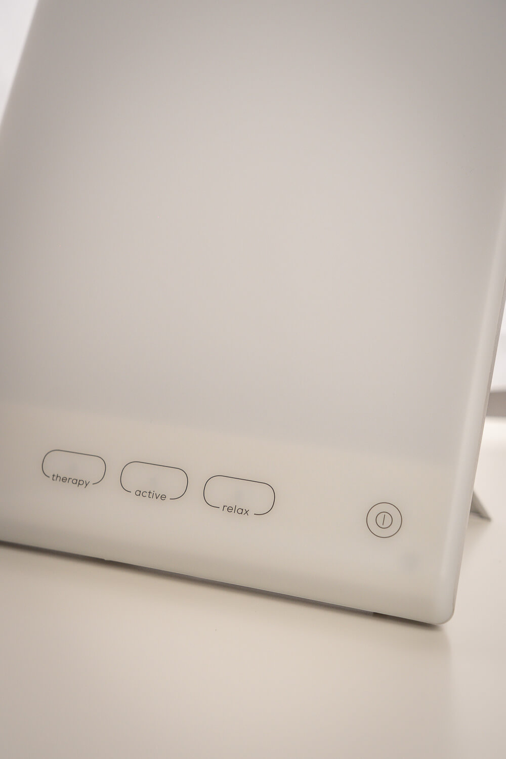 Détail des commandes de la lampe de luminothérapie Beurer TL 45 avec les boutons therapy, active et relax.